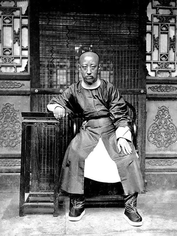 1871年北京恭王府，约翰·汤姆逊拍摄恭亲王奕訢。洋务运动的主导者，晚清政坛命运