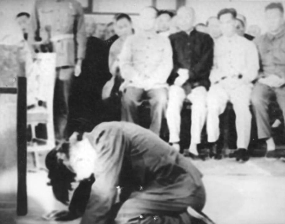 1956年，残害赵一曼凶手大野泰治下跪：我服从中国人民的正义裁判。

这一跪，台