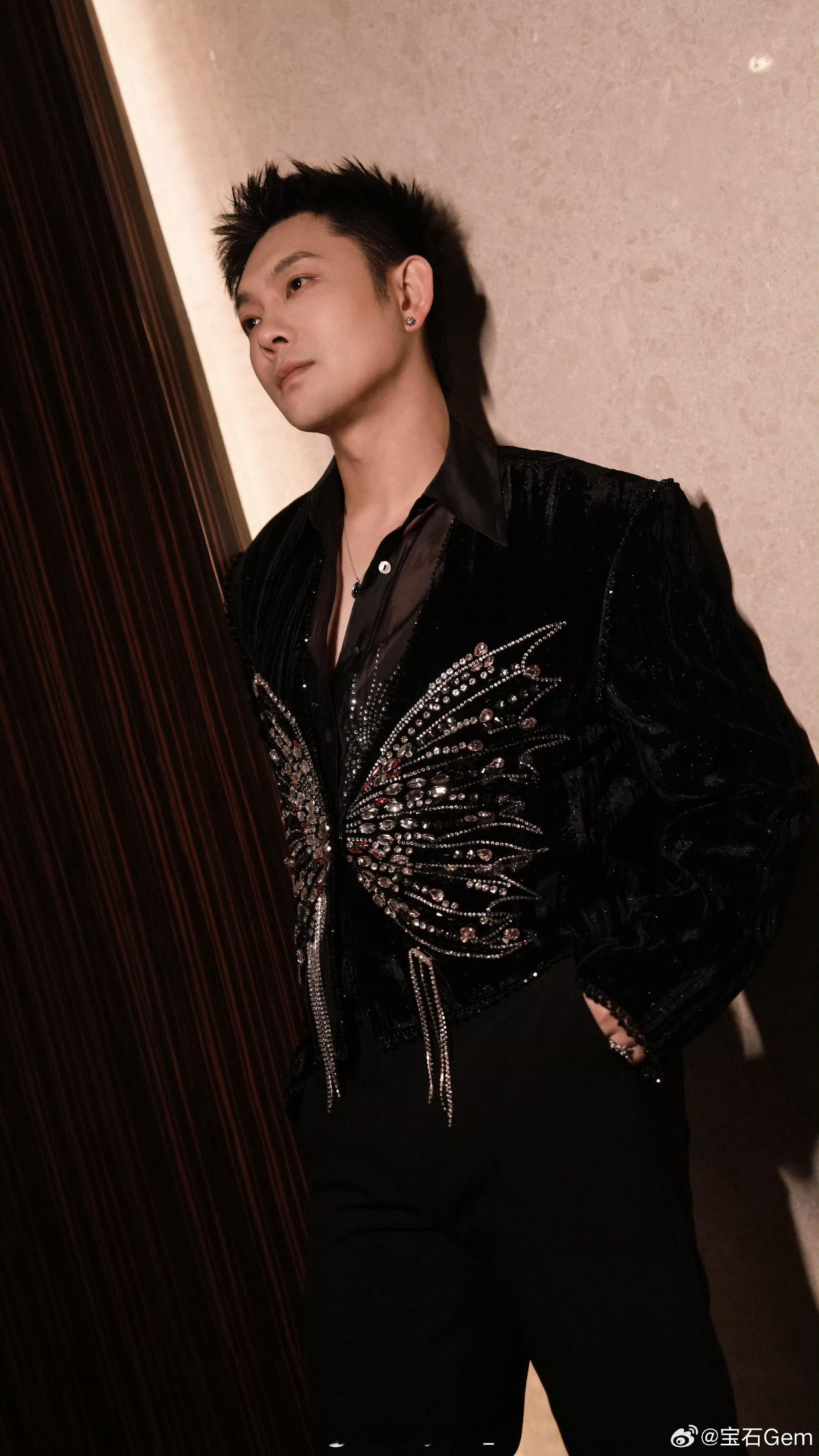 变年轻了？宝石老舅晒出最新写真：有蝴蝶，有你们。宝石老舅 ​​​