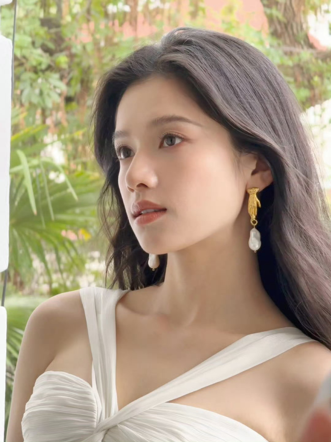 张婧仪风吹过发丝的瞬间张婧仪白裙出图张婧仪白裙出图，风吹过发丝的瞬间，行行行 ​