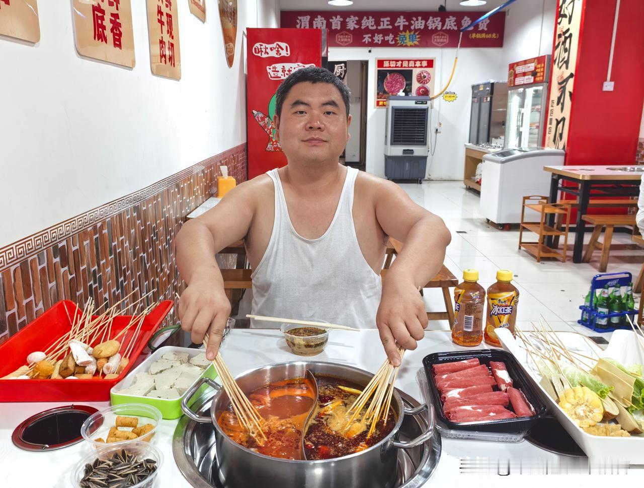 夜晚，在渭南市金水路，品尝辣翻天大块鲜肉串串。纯正牛油锅，原切牛肉卷，每个串都特