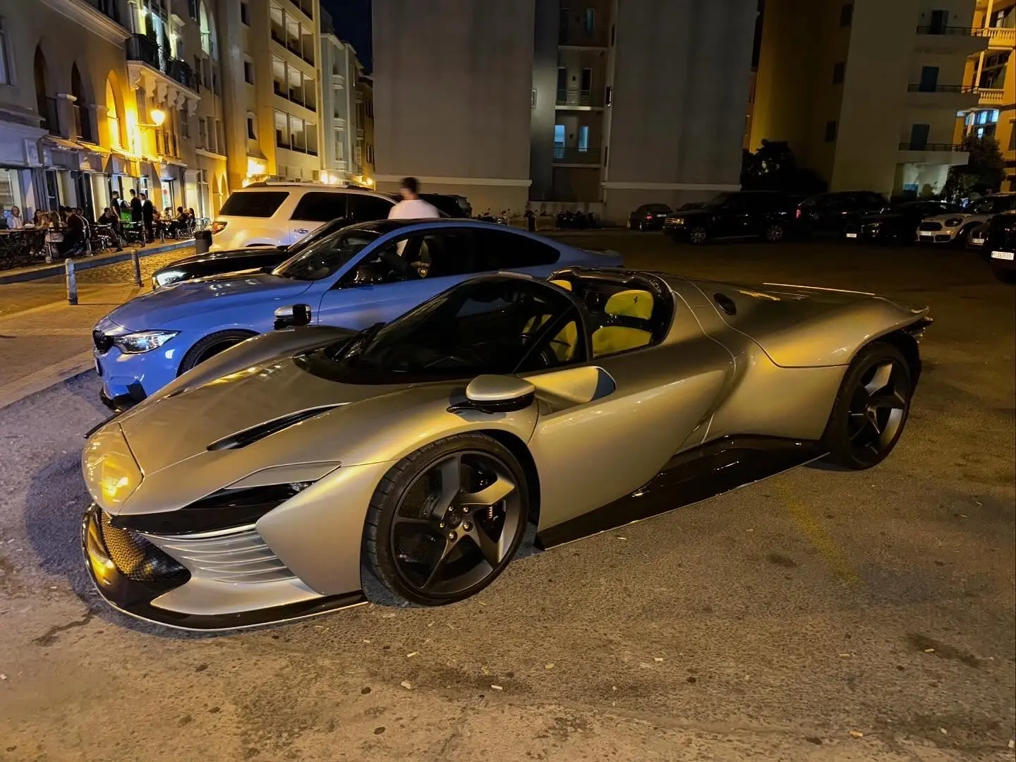 这雕塑感真的无敌 夜晚中也能显出线条