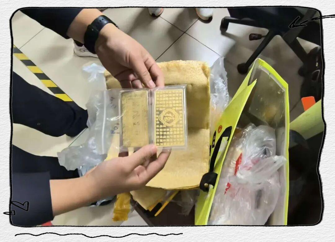 你见到过煎饼卷大葱、煎饼卷火腿肠，但是，你看到过煎饼卷金条吗？
前不久，江苏新沂