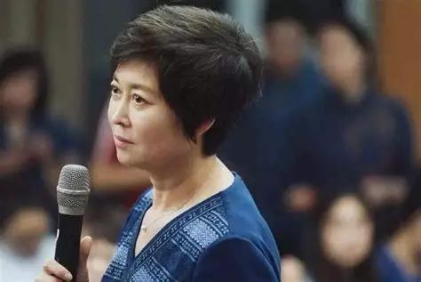 2021 年，敬一丹出了一本书，叫《床前明月光：为亲爱的妈妈送行》，写的是她陪母
