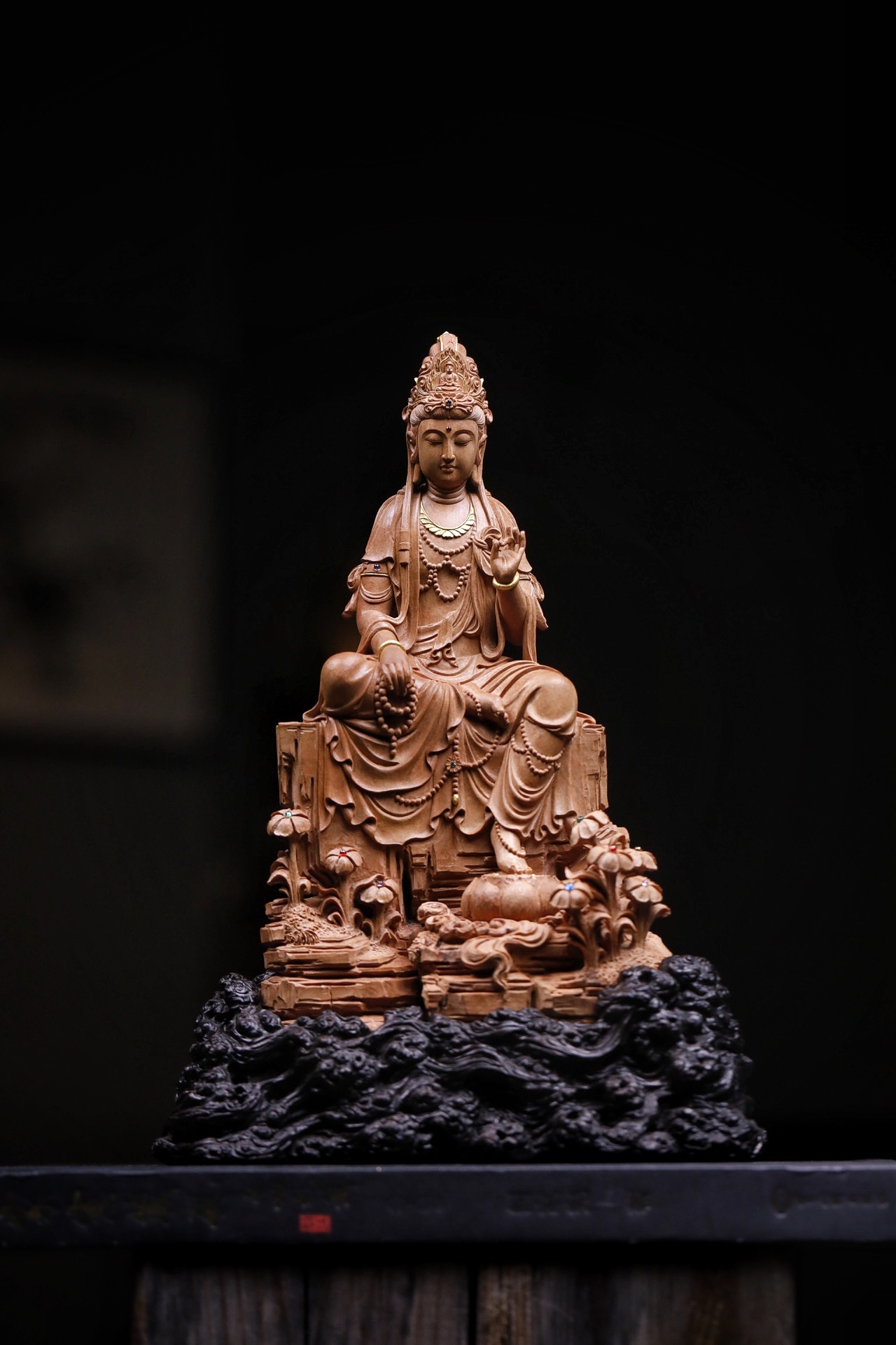 老山檀香｜持珠观音·清刀制像取整料成器，雕观音自在趺坐，手持念珠、颔首垂目，面容