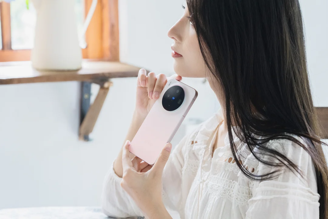 vivo X300幸运彩：丝绒凝光 云握柔暖