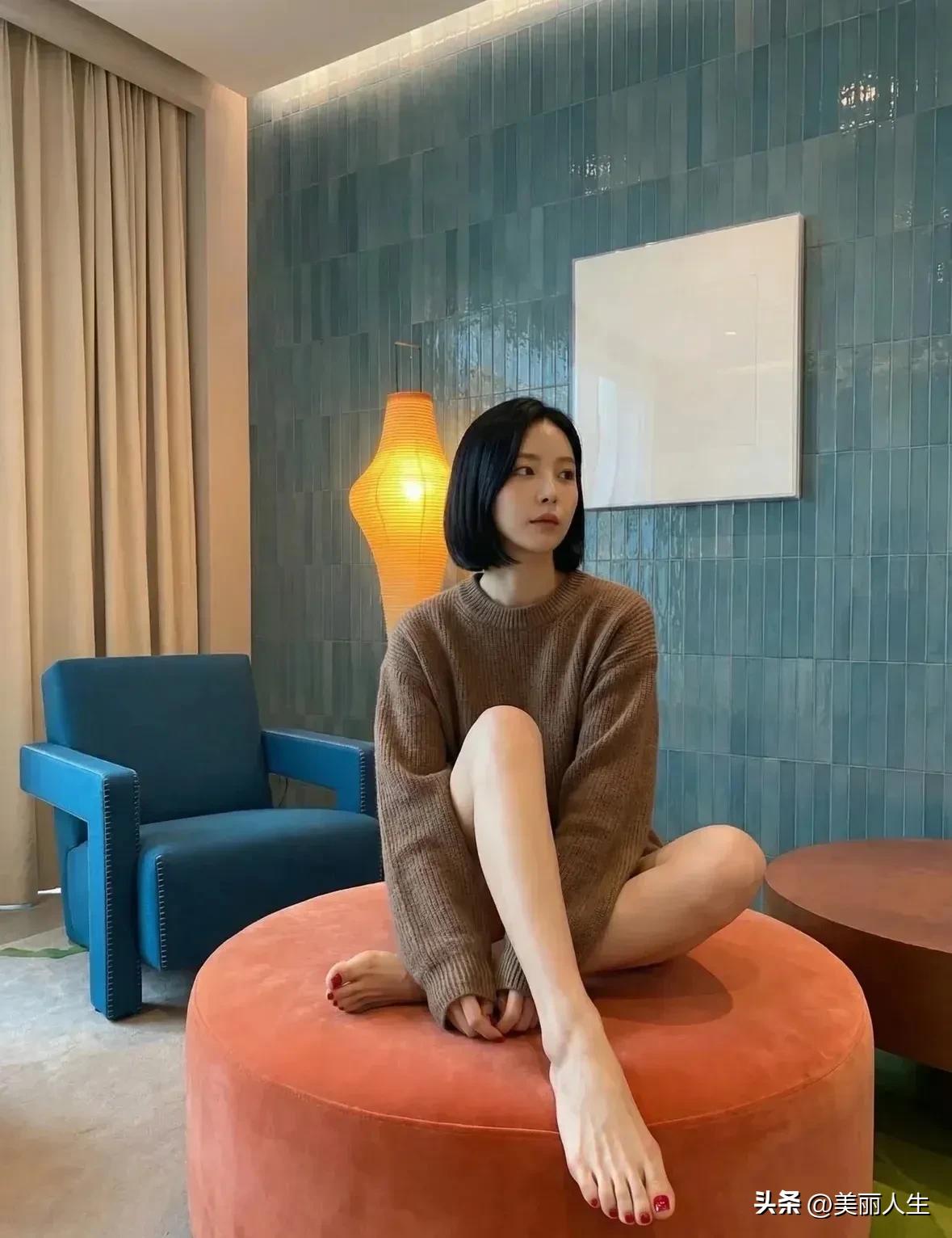 晚风掠过窗台
留下十二道特殊意义的痕迹
迟迟不来的你，让我心胸无比的狭窄
对着窗