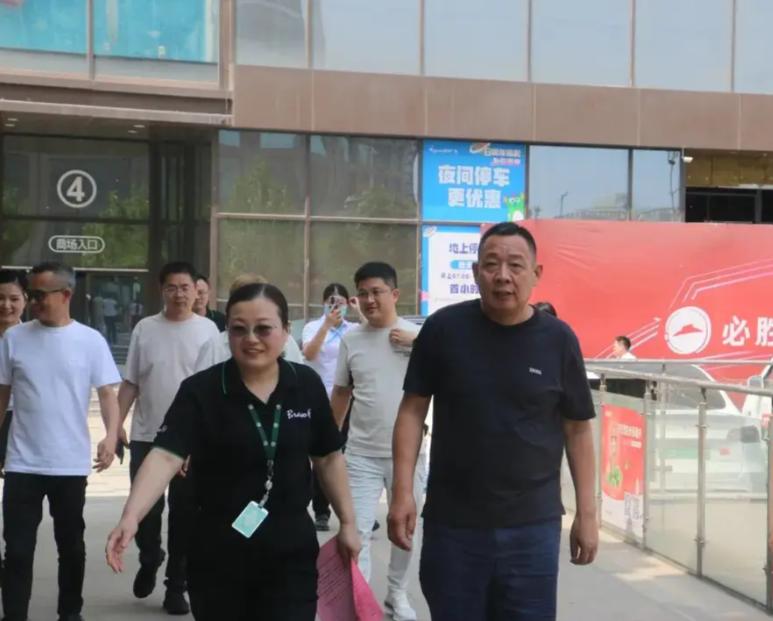 于东来又被群而攻之了！
胖东来真的是被拿放大镜看，
从表态西贝预制菜开始，到12