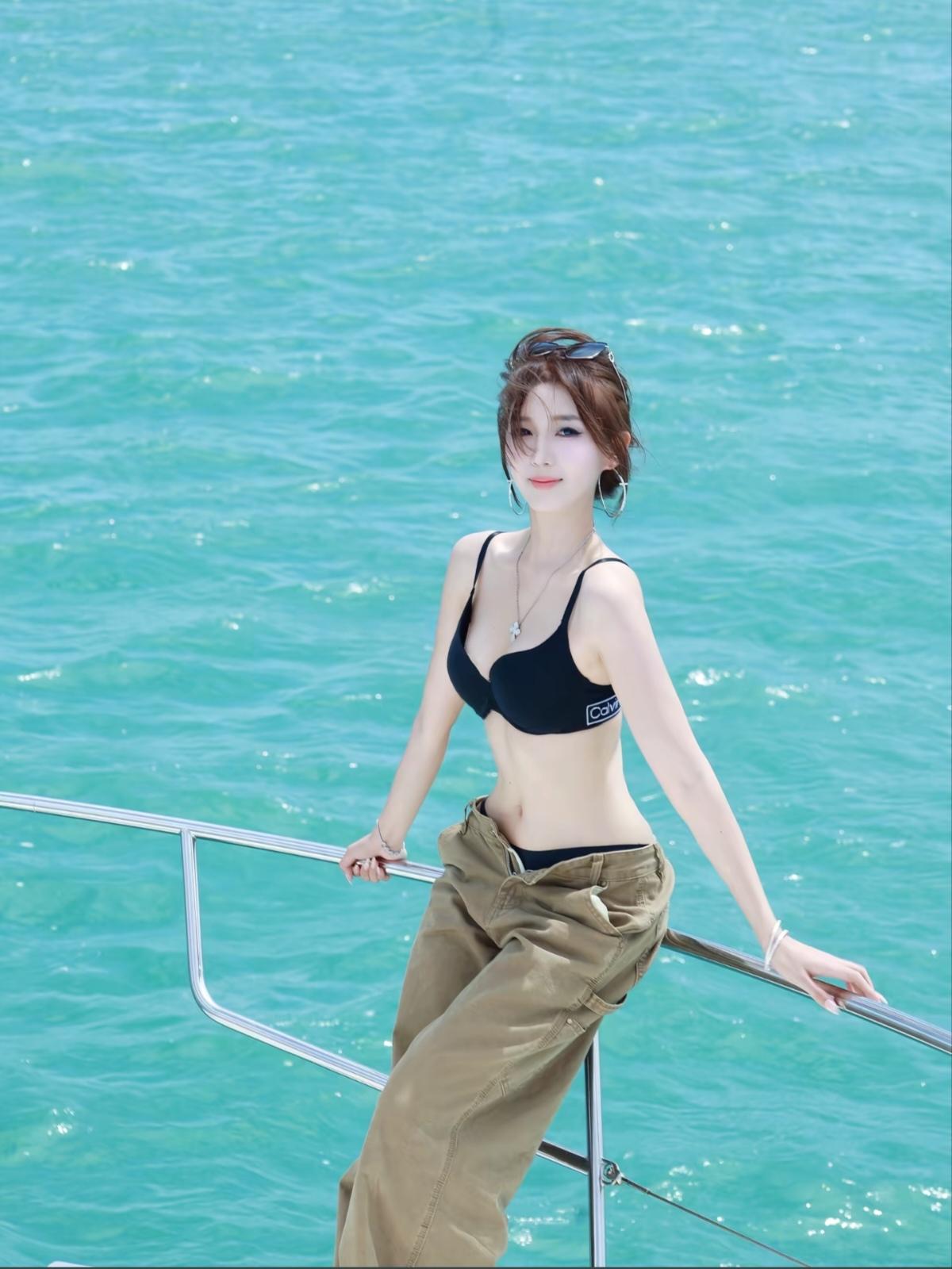 隔户杨柳弱袅袅，恰似十五女儿腰