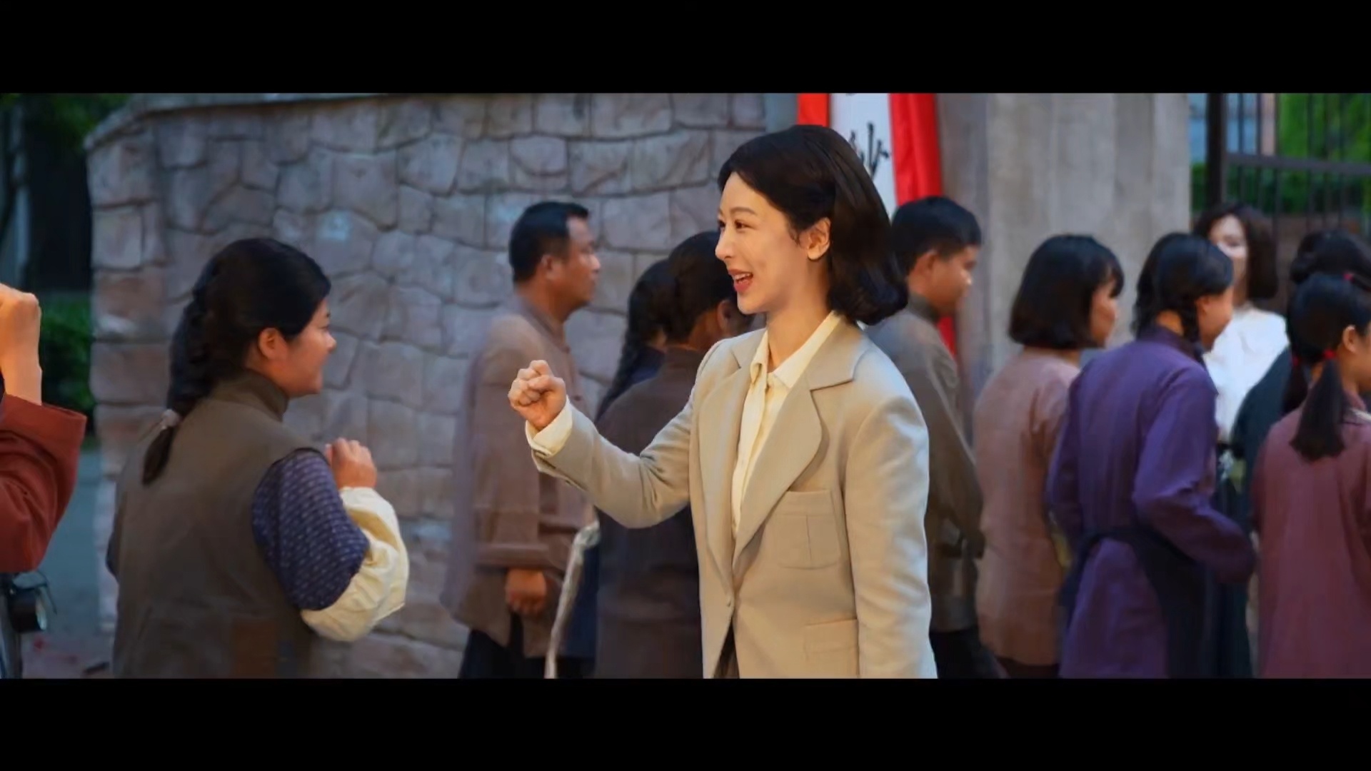 杨紫《玉兰花开君再来》杀青并官宣全阵容，杨紫同时挑战说上海话和四川话。 