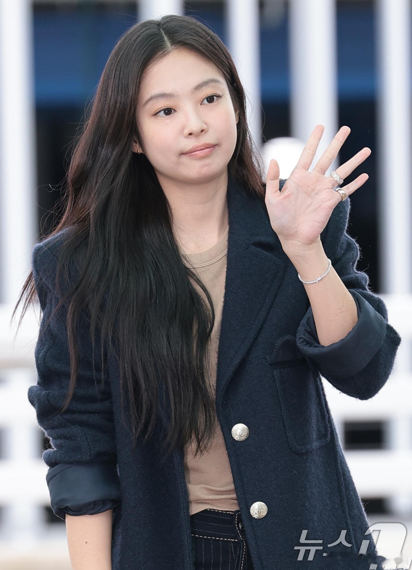 Jennie金泰亨Kai同航班飞巴黎 Jennie、金泰亨、金钟仁今早出发巴黎时