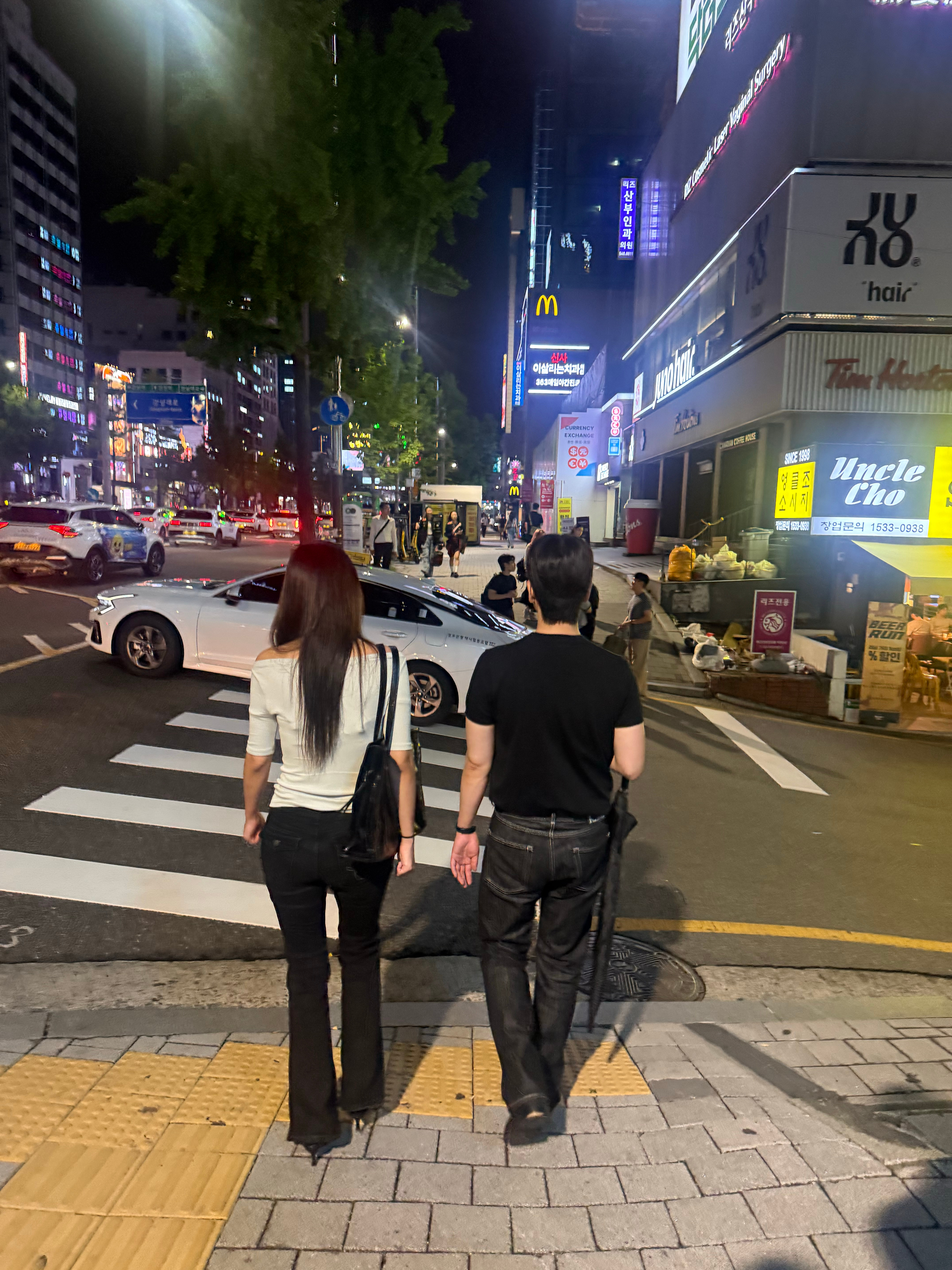 我觉得是韩国男女的经典穿搭：女生纯色修身t+带点丰胯效果的修身牛仔裤+高跟鞋，头