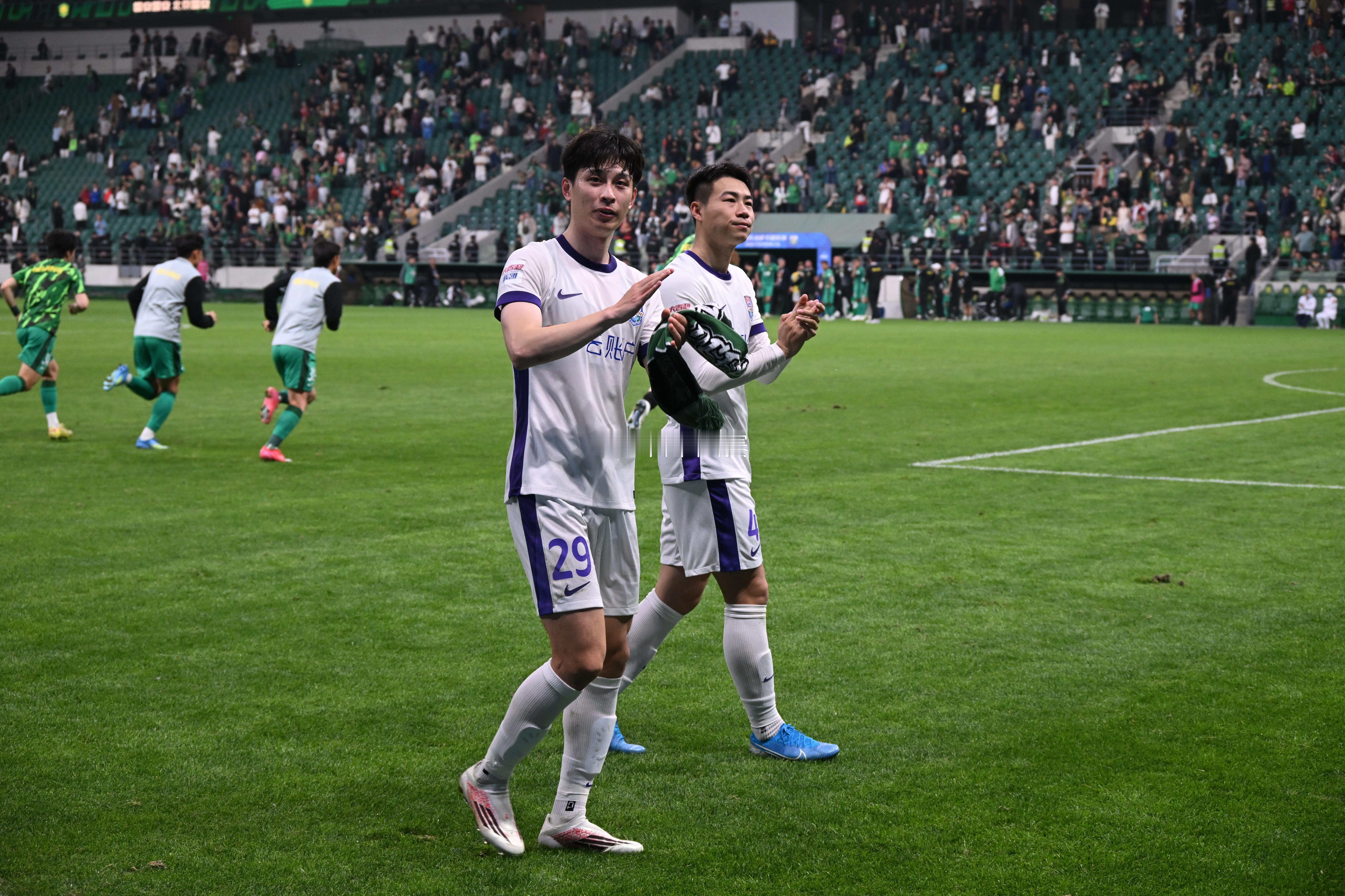 北京国安北京国安vs天津津门虎 京津之战后，前国安球员巴顿、杨帆谢场。昨日比赛中