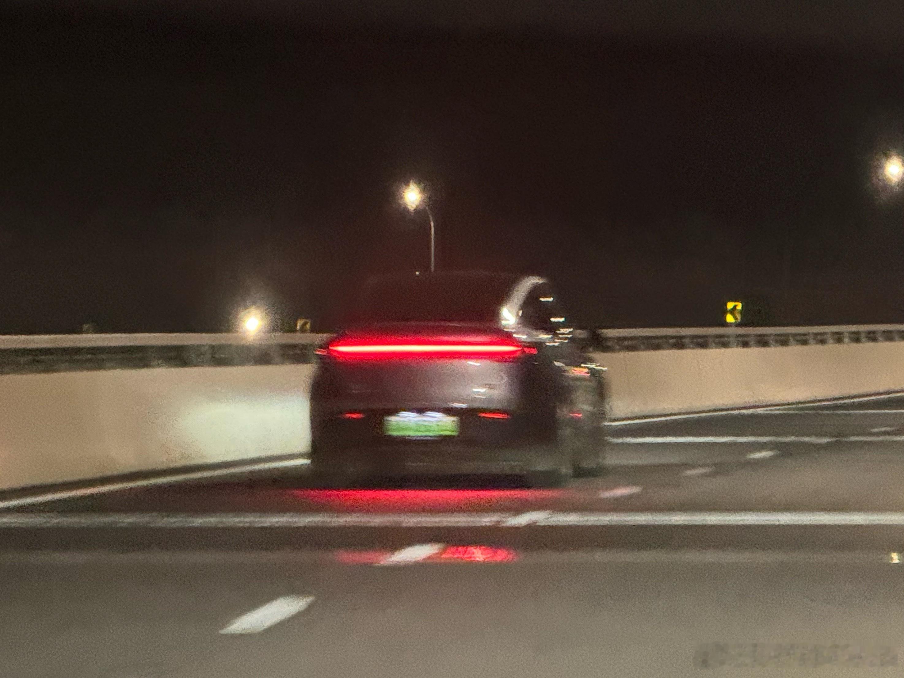 离老远我说这是欧拉好猫？还是刚超过去的保时捷992啊？追上去一看，嗨，特斯拉mo