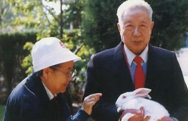 红军女团长被俘受尽虐待，被囚魔窟三年，再见前夫对方已成副国级。 
 
1937年