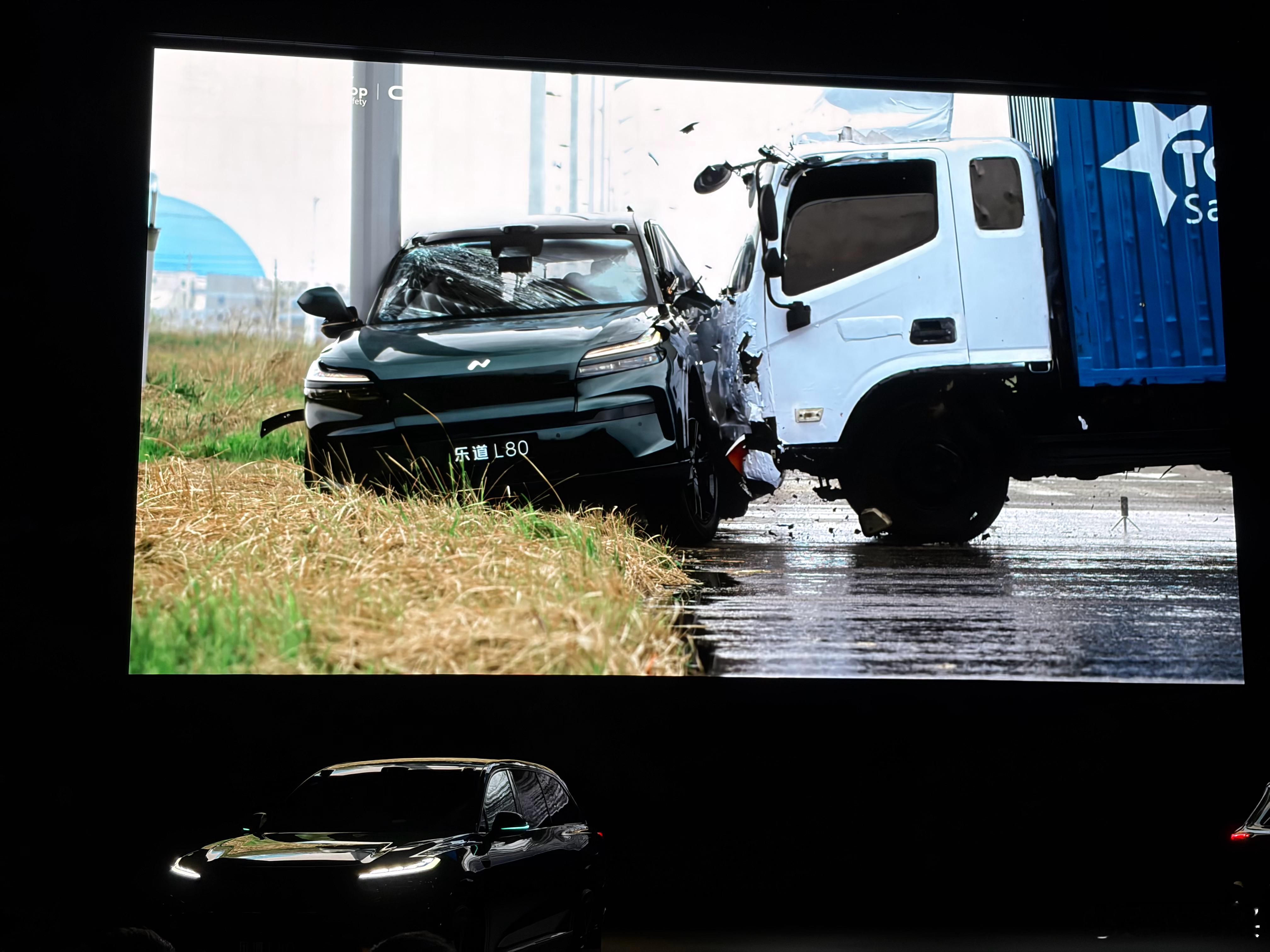 乐道L80成功完成 5吨货车🚚 追尾+侧向夹击到电线杆上的碰撞。这是我第一次看