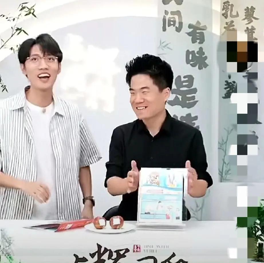 笑死了！昨晚，董宇辉吃李子直呼太酸，导演称“这是今年的新品！”那么，没吃完的那半