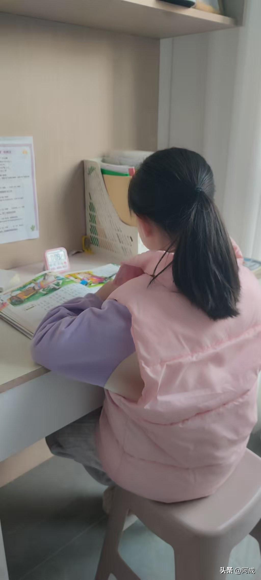 昨天老婆接女儿放学时，跟她约好：今天要抓紧写作业，等下有小伙伴来玩，先把作业做完