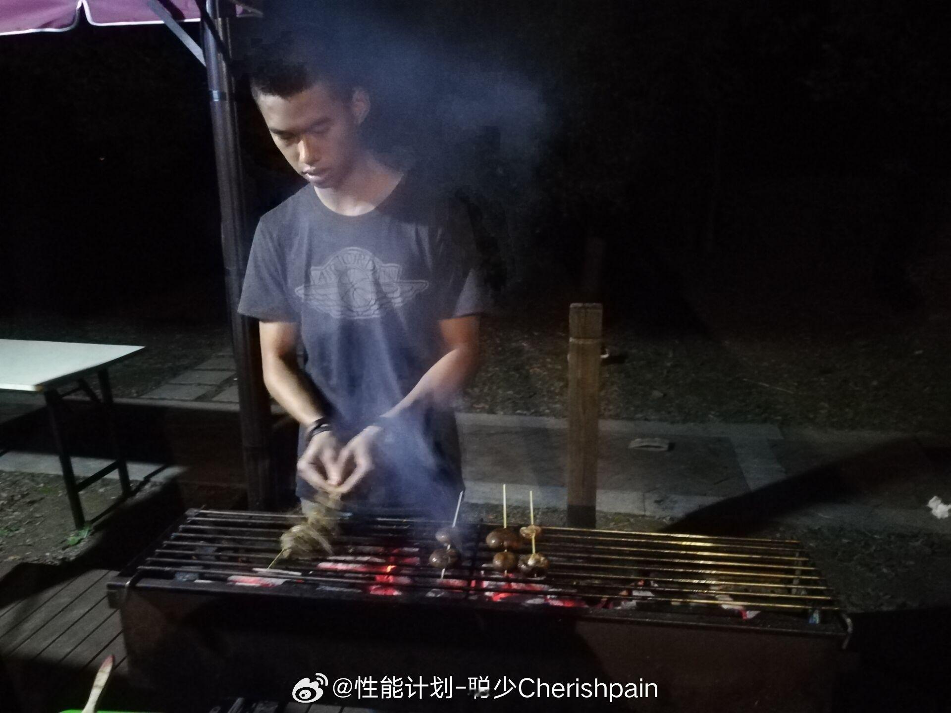 撞脸刘亦菲网红因工资低选择做主播就这个事可以看出，现在自媒体在丰富我们视界的同时