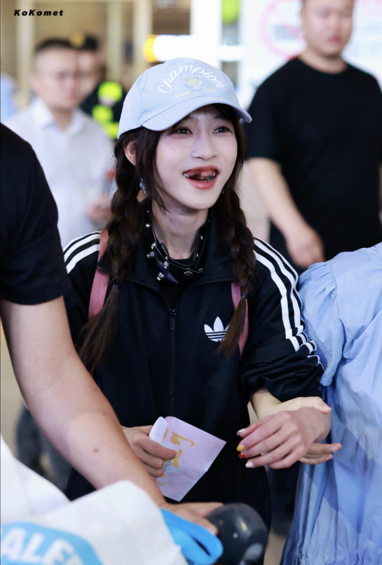 王可手绘花少群像王可花少手写信花儿与少年花少旅程落幕，王可用手绘群像搭配一封手写