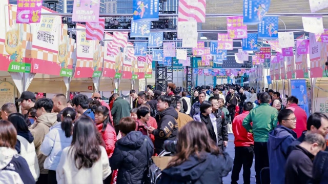 萧山办了一场嘉年华，可以试戴德国总理同款AR眼镜、品尝机器人炒的大锅饭…