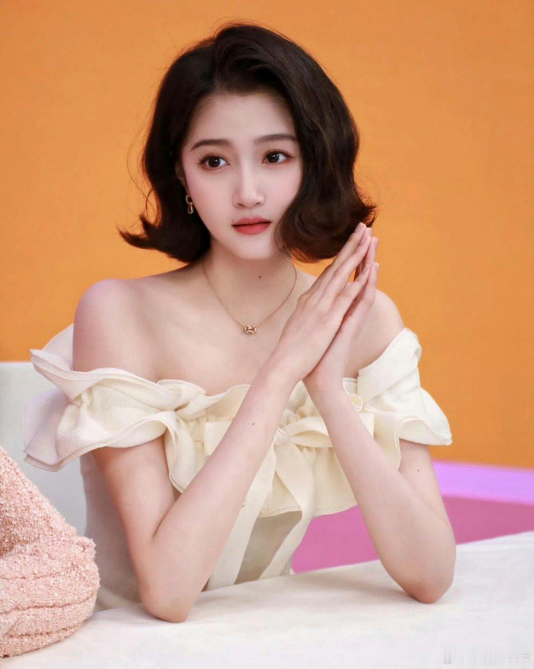 没有不夸关晓彤的义务没有不夸关晓彤的义务。从优越的九头身到百变的气质，她诠释美的