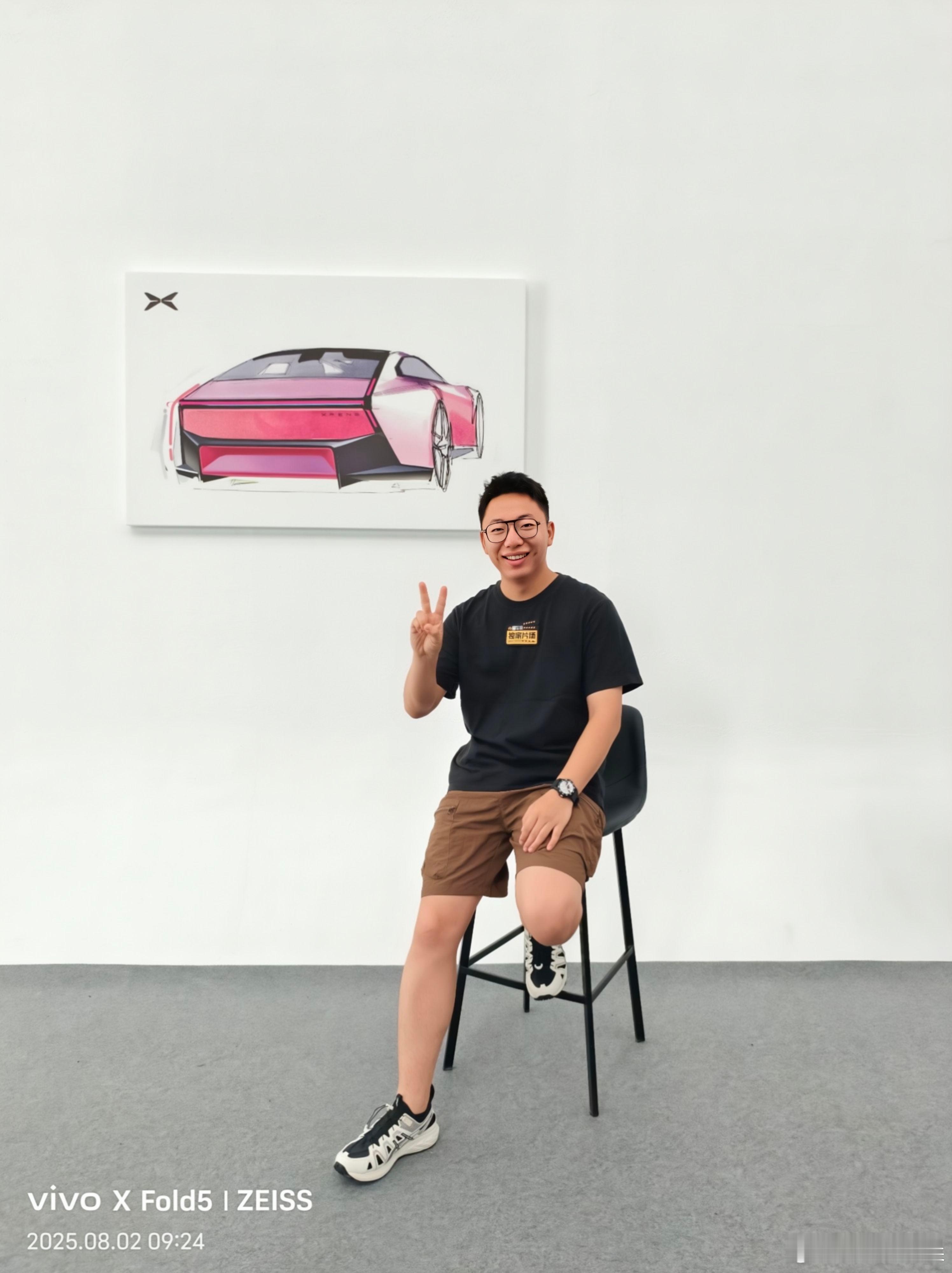 感谢我们摄像给我俩拍成了设计师，但我比他更像一点 ​​​