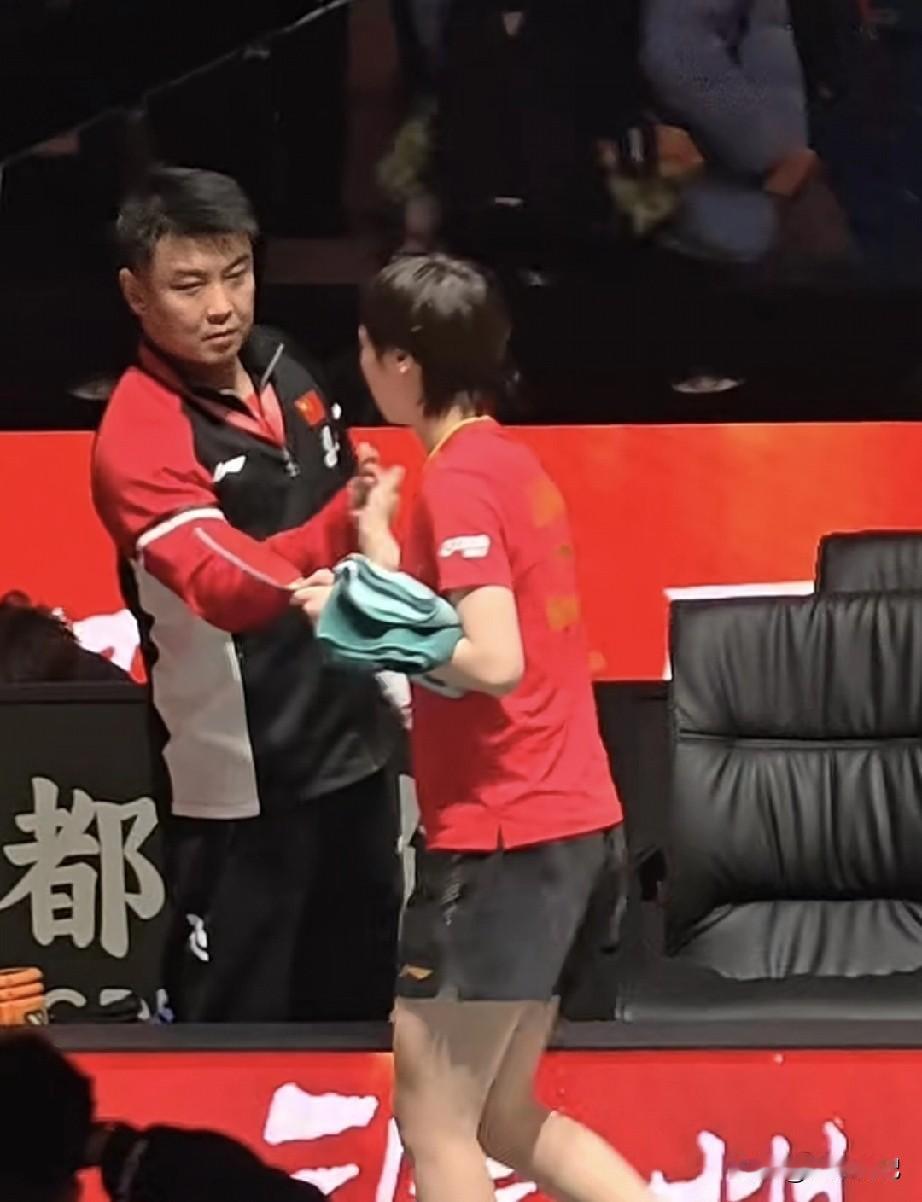 王皓总等王曼昱合影，国乒战术暗藏玄机，背后秘密待揭晓。
最近成都打混合团体世界杯