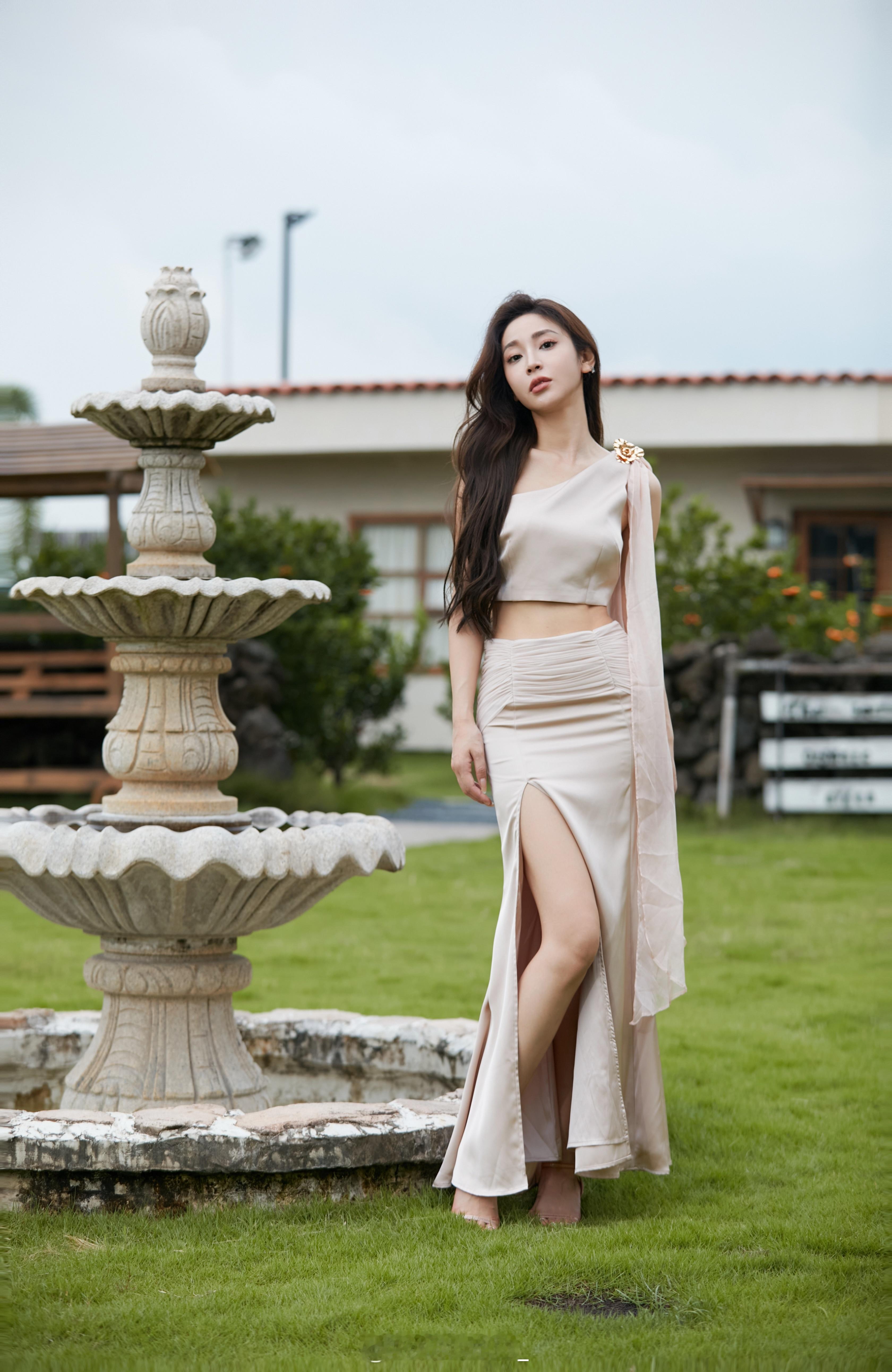 “穿搭是每日的必答题”令人心驰神往的法式浪漫并非繁华绮丽的细节而是不经意的精致优