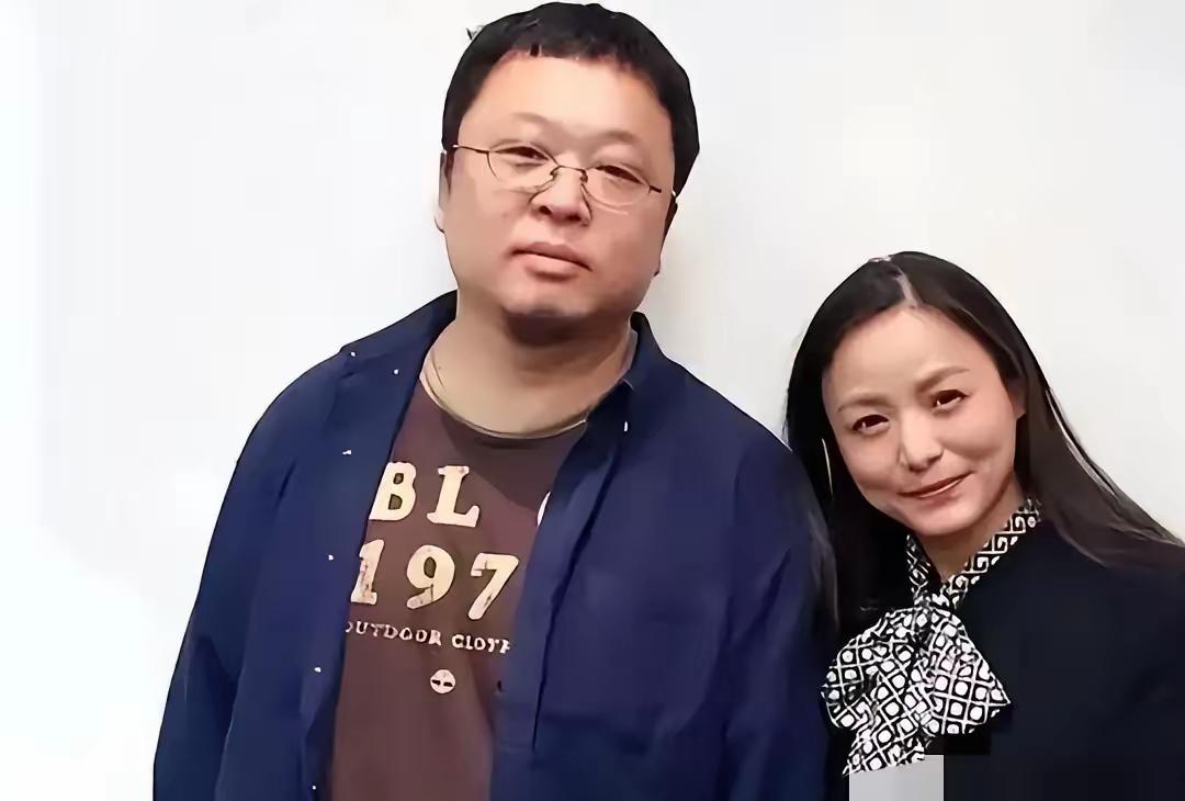 罗永浩给外界的印象，
一直是浑身带刺、怼天怼地。
蔡康永问了他一个问题：“你太太