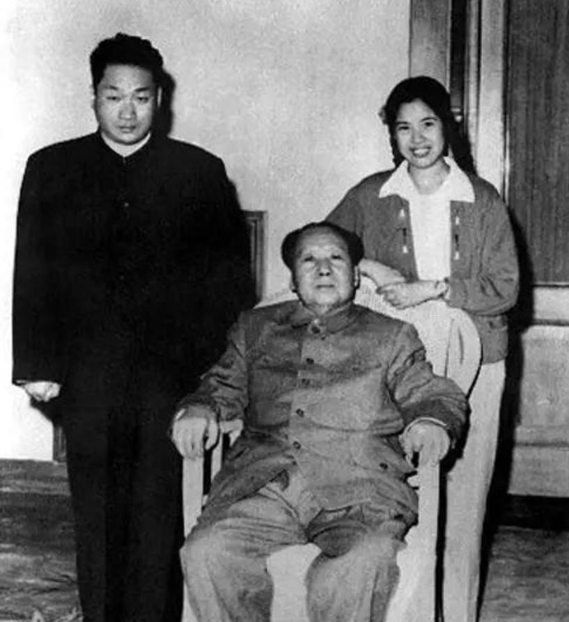 毛岸青多次申请见毛主席，都被他“无情”地拒绝了。秘书询问原因，毛主席：我不敢见他