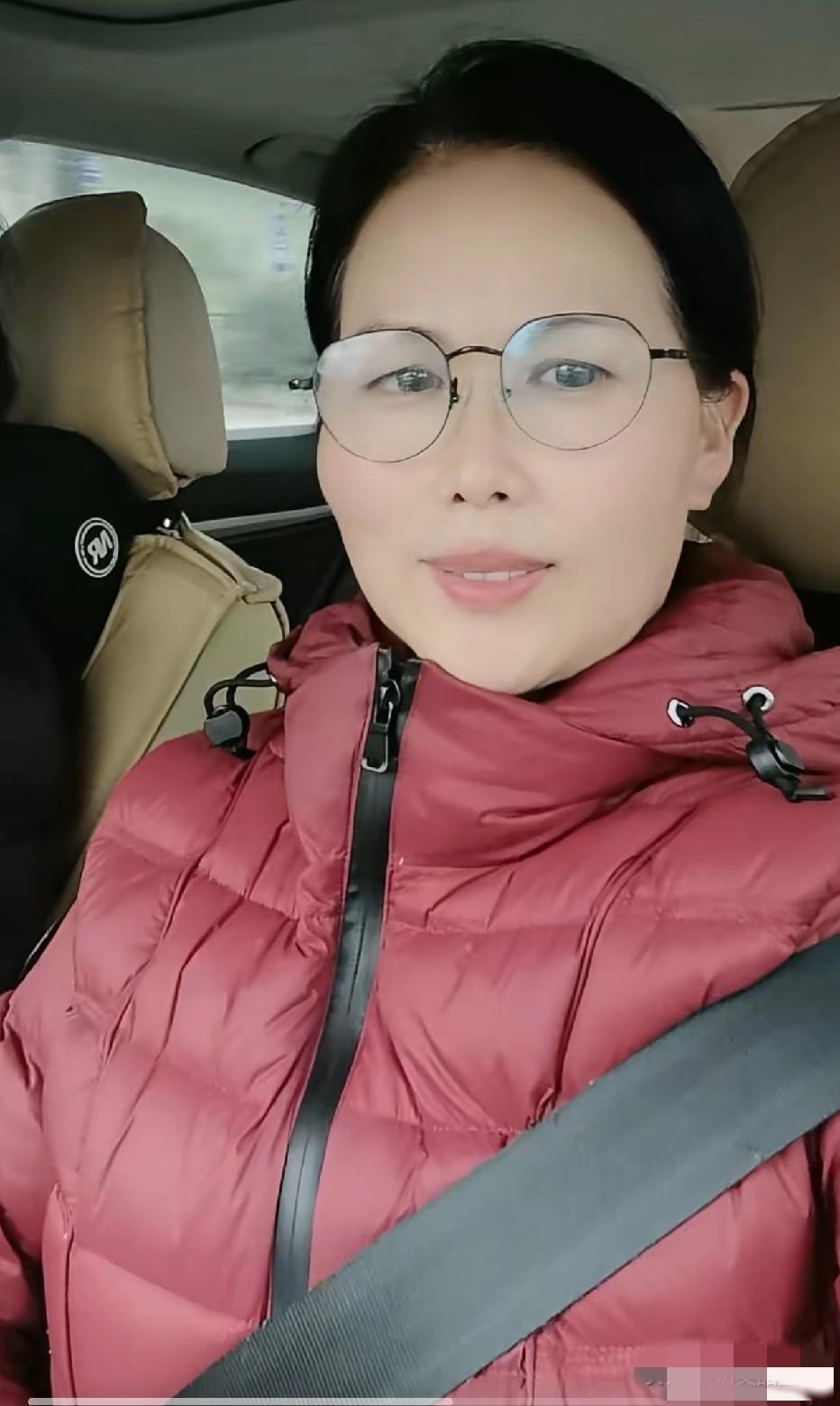 小杨阿姨这下安心了。

她怎么也不会想到，

小菲发来信息让她回湾湾照顾箖箖和玥