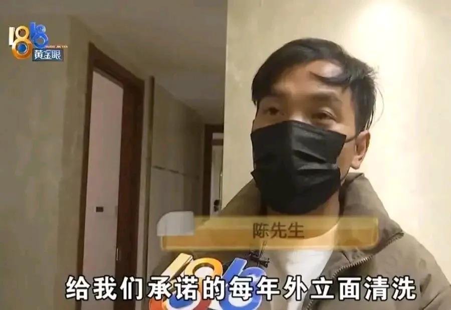 杭州一男子垃圾被扔回门口，报案后竟发现是物业所为，这究竟是怎么回事？
原来，这名