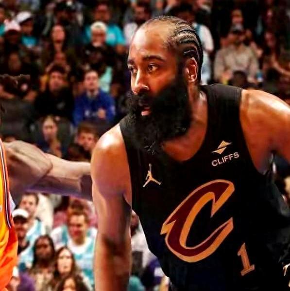 一个36岁的老将，一来就带队7连胜，直接把球队送上东部第三。
 
哈登在弧顶慢悠