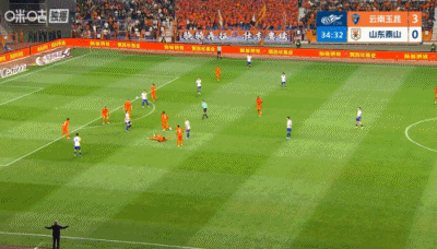 彭啸拉拽奥斯卡的黄牌主裁判手下留情了！云南玉昆后场的一个长传就轻松穿透了山东泰山