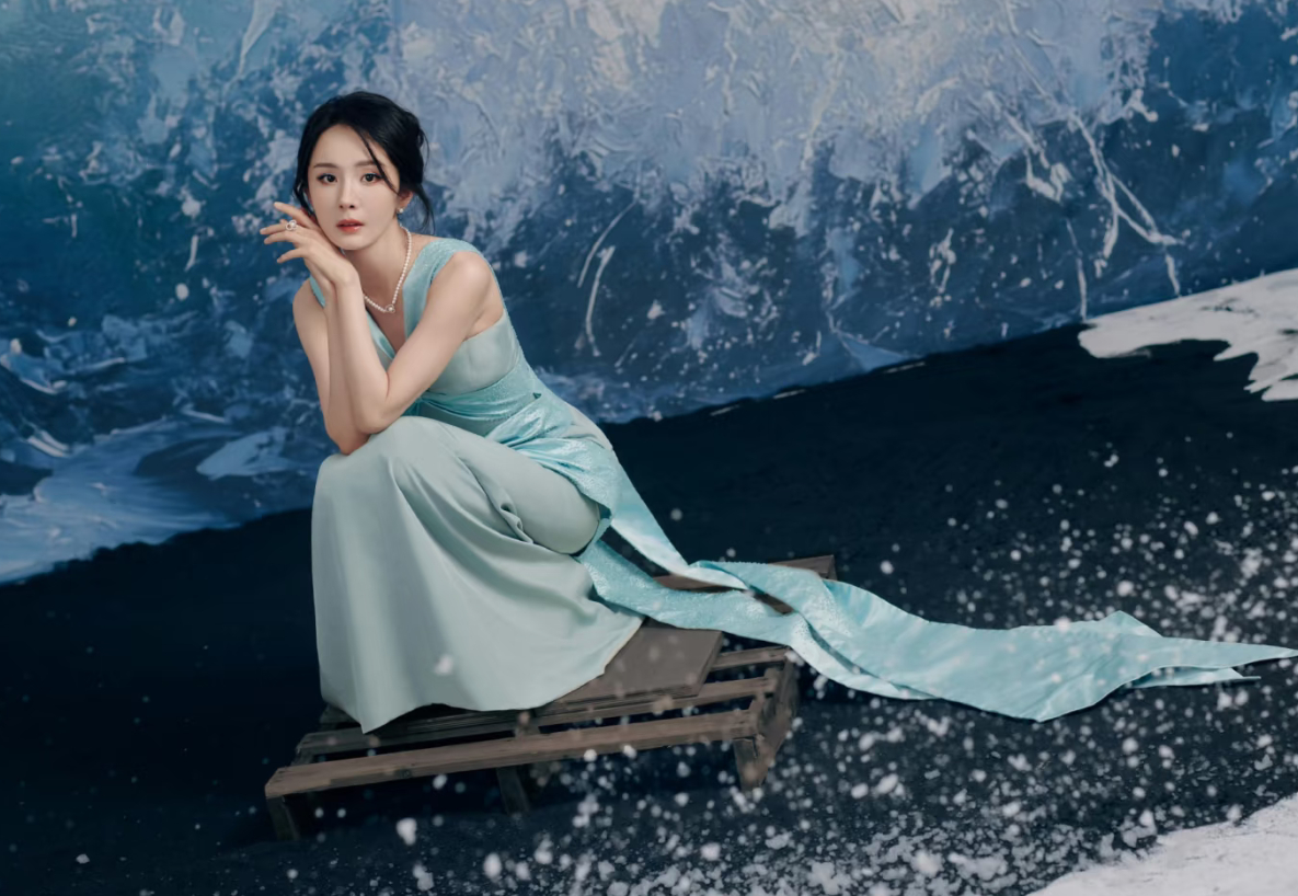杨幂这身造型像把“海浪里的月光”缝进了裙衫里。不是刻意的华丽，是把“柔”和“韧”