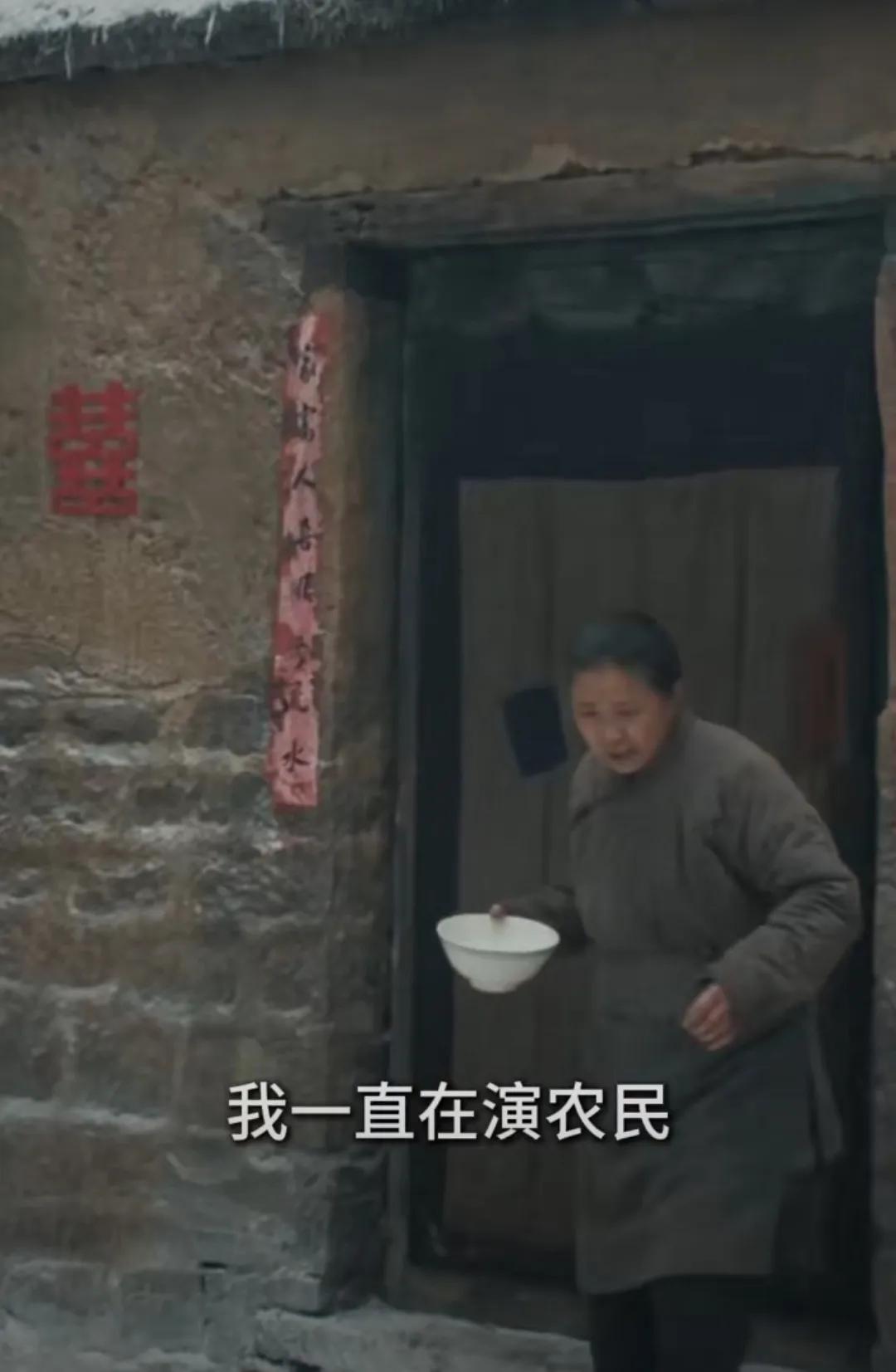 迟蓬在央视采访里说过段特动人的事儿。拍农村戏时，有回当地老乡凑过来问她：“迟蓬老