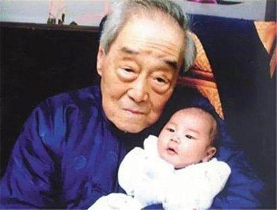 中国最牌面的婴儿，出生时军队保护产房，国家鸣13响礼炮为他庆生。虽然现在每个家庭