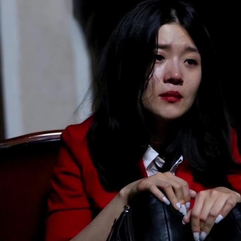 被影后妈妈丁嘉丽抛弃，她怒减75斤逆袭，太解气！
 
胡琳娜刚满月就被父母抛弃，