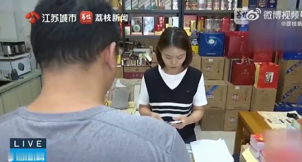 江苏宿迁，男子找到烟酒店女老板，谎称自己手里有56张工程抵债的超市卡，每张100