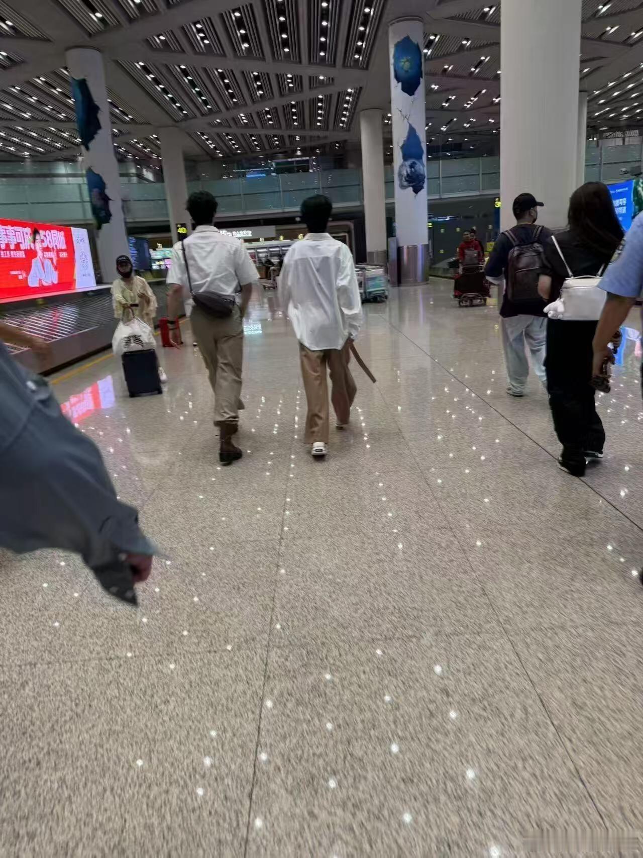 原来亲过嘴也是可以见面的[淡淡的] ​​​