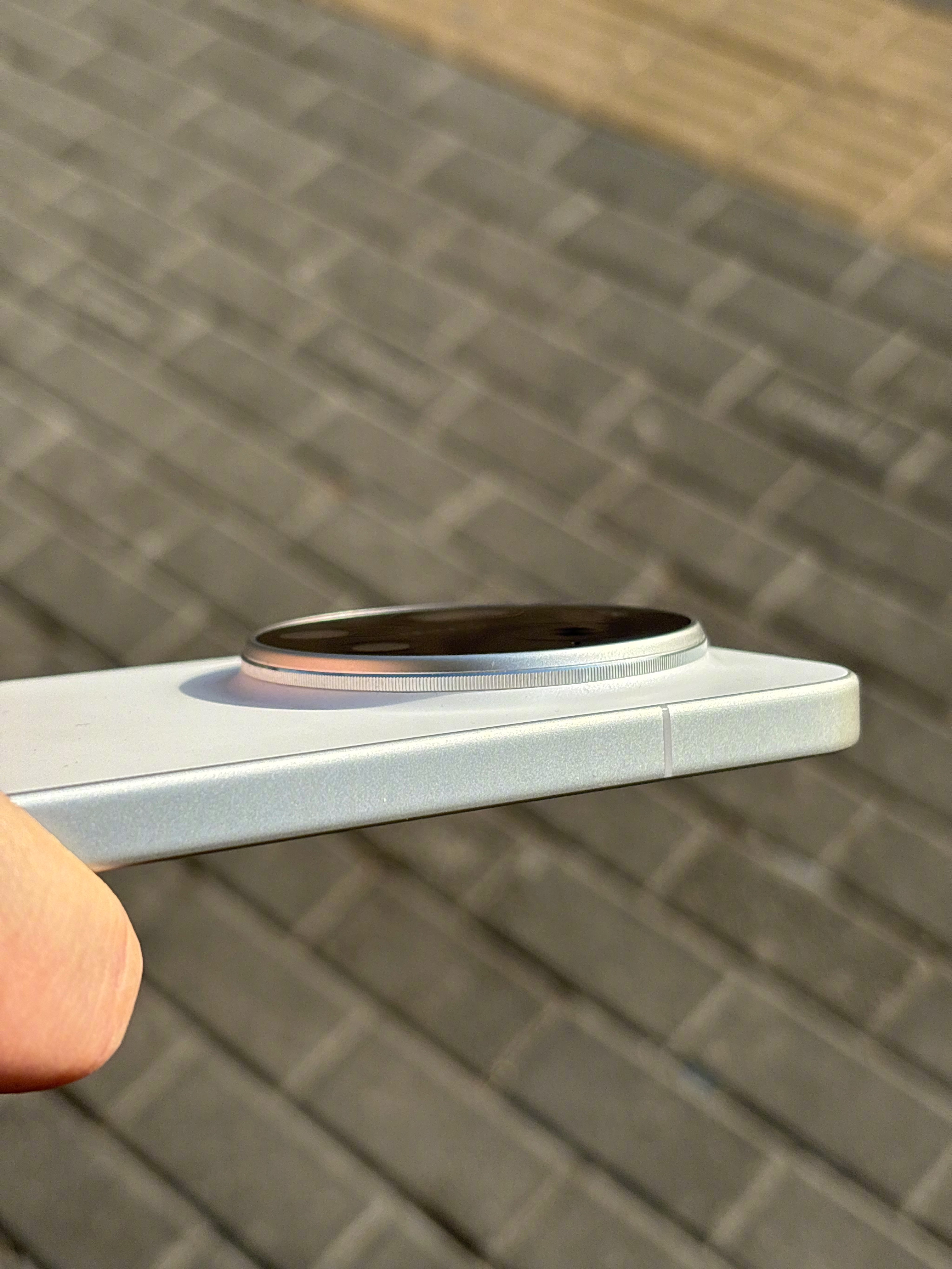 现在来看，小米17 Ultra的镜头凸起，可能是所有超大杯中最小的了，大家在购买