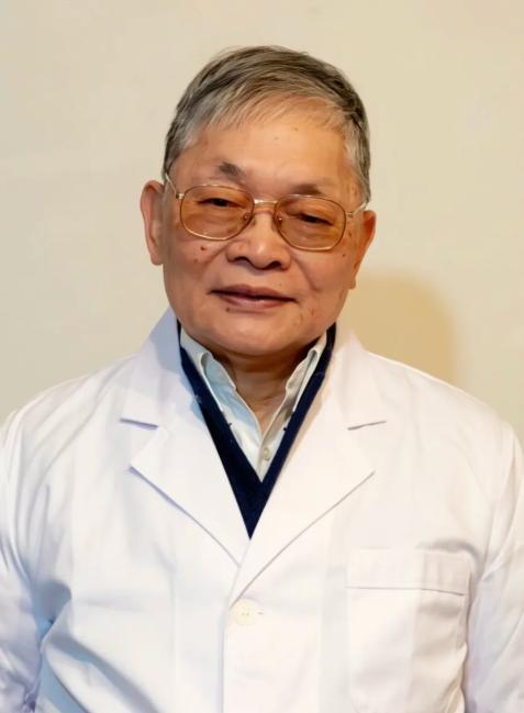 麦灿荣，1939年11月生于广东番禺，1964年毕业于中山医学院，同年进入北京协