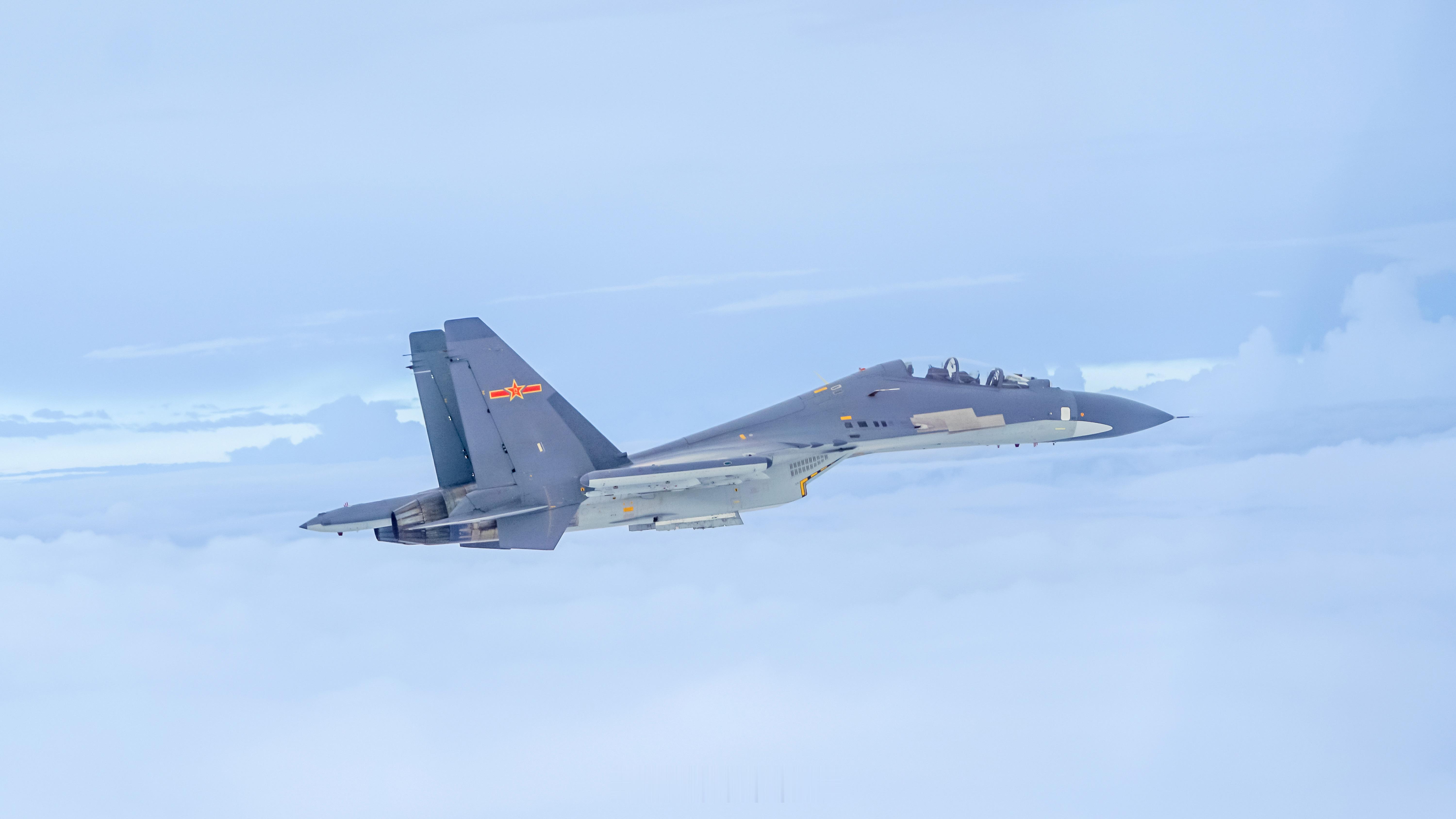 【苍穹利刃！战机与蓝天适配度满分】近日，东部战区空军某部严密组织昼间飞行训练。云