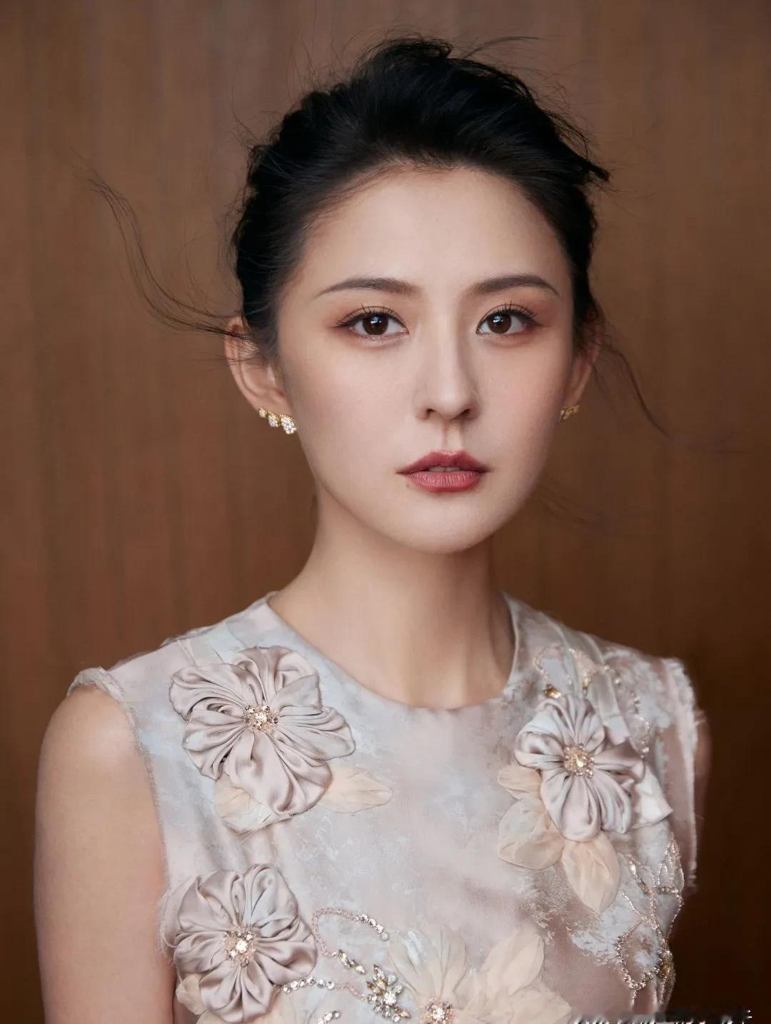 2011年，郑晓龙筹拍《甄嬛传》，里面“叶澜依”一角，迟迟找不到人选，因为这个演