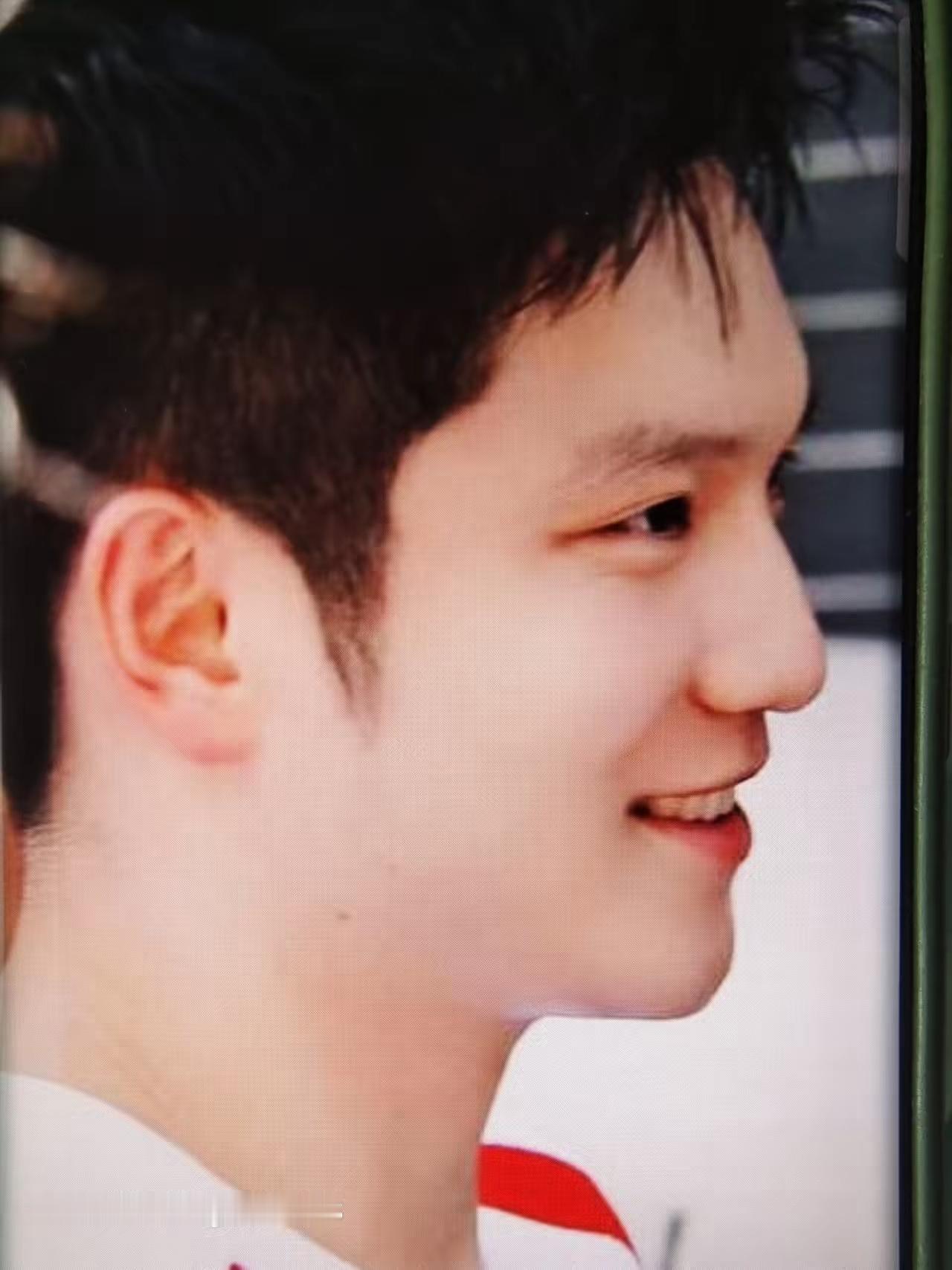 说樊振东像贾宝玉
其实他比贾宝玉钢多了！
人们喜欢她
不只是他的容颜
更是他巴黎