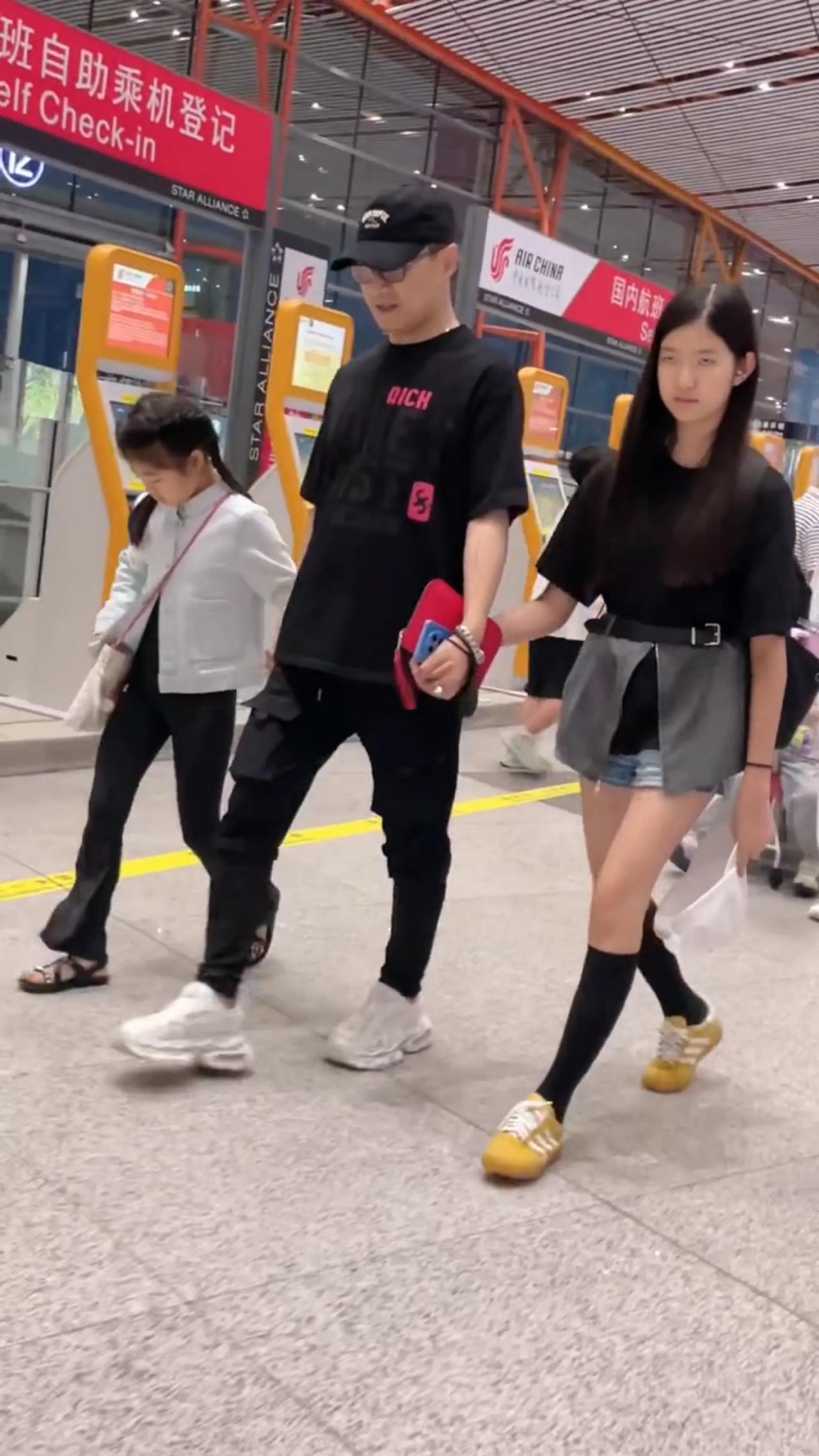 汪峰带一家人去旅游，真是个暖心的父亲，牵着两个女儿的手，有两个贴心的小棉袄真幸福