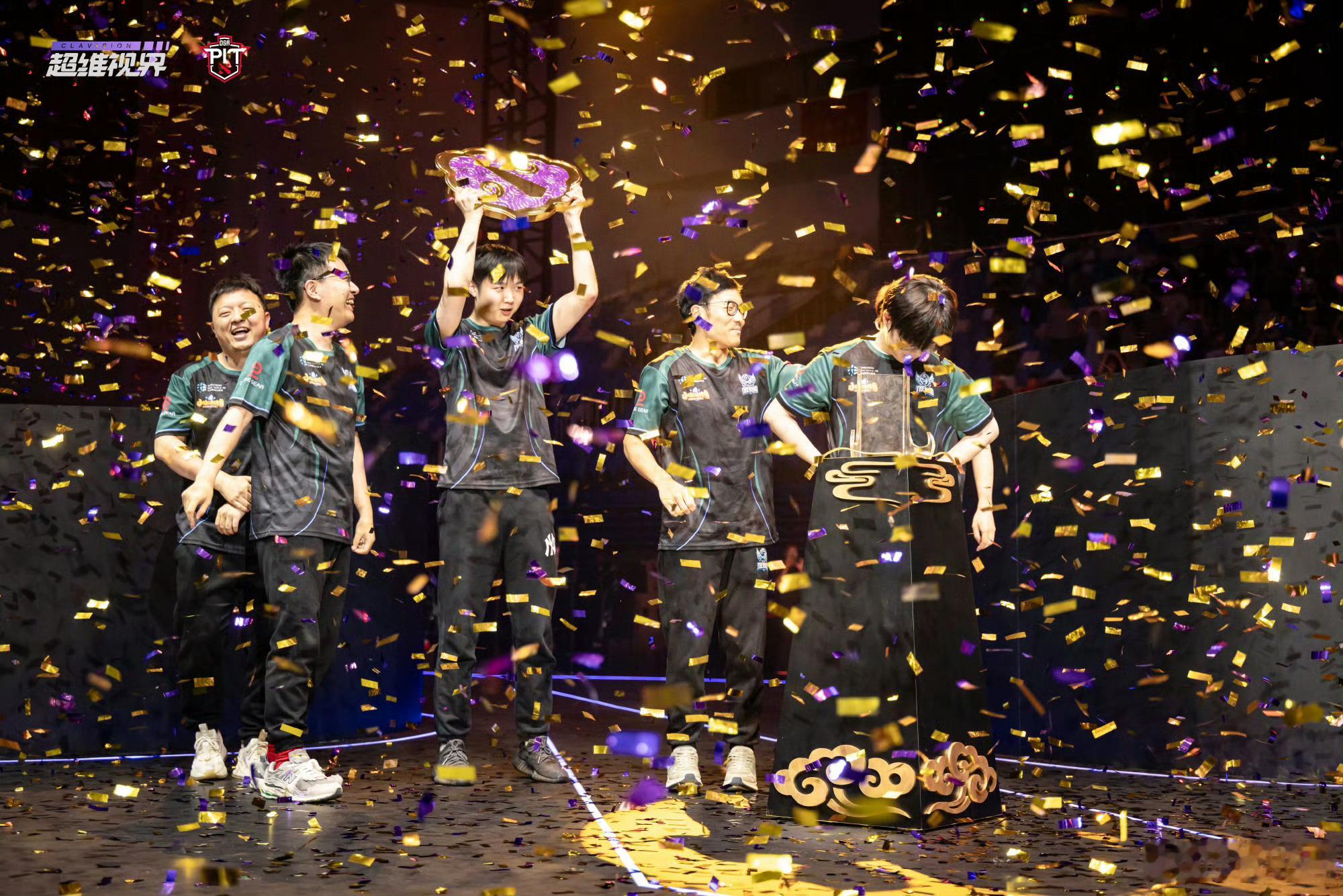 这两天战车夺冠，给大家roll了一些东西，大家记得去参加！dota2雪如意tt夺
