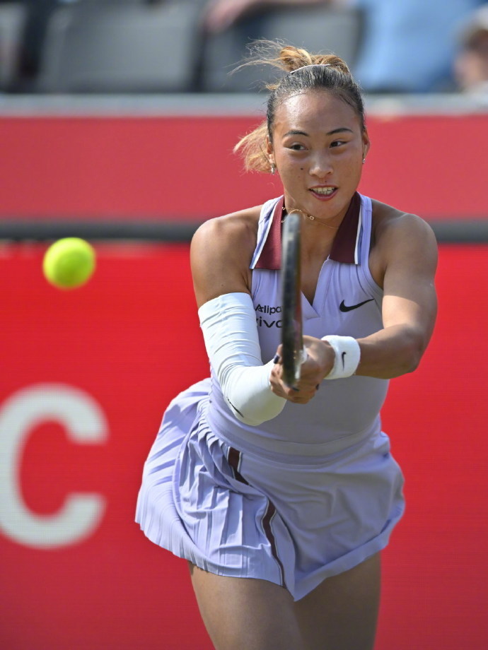 中国网球选手郑钦文因右肘关节伤势未愈，经医疗团队评估无法适应高强度比赛，决定退出