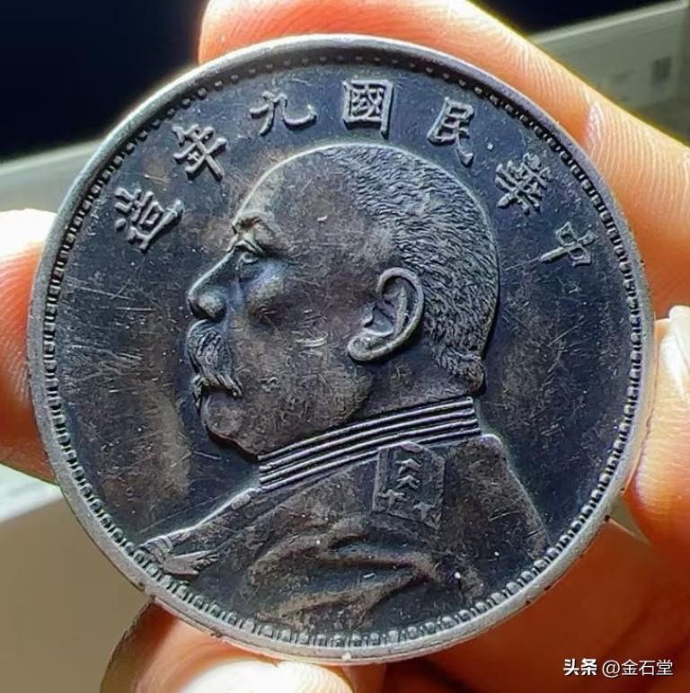 山西炕洞彩九年精发。人像、字口、花枝全为深打状态，正面是入骨黑彩，背面带着黑色月